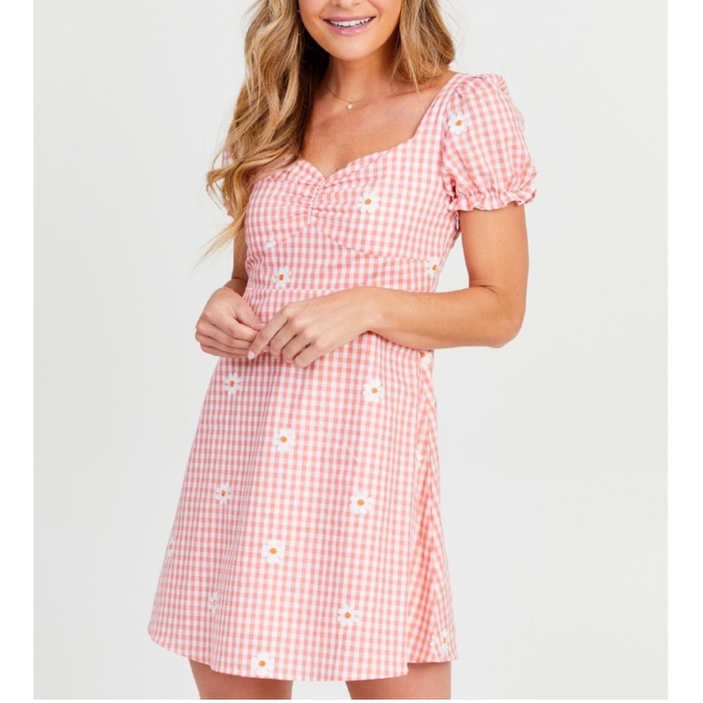 🆕 Altar’d State Gingham Dress with Daisies Embroidered all Over. Smock Back NWT